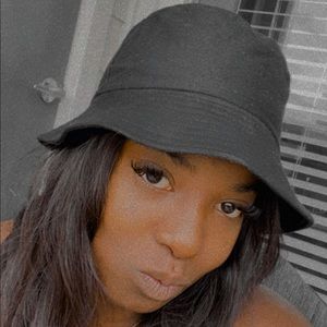 Meet your Posher, Mila